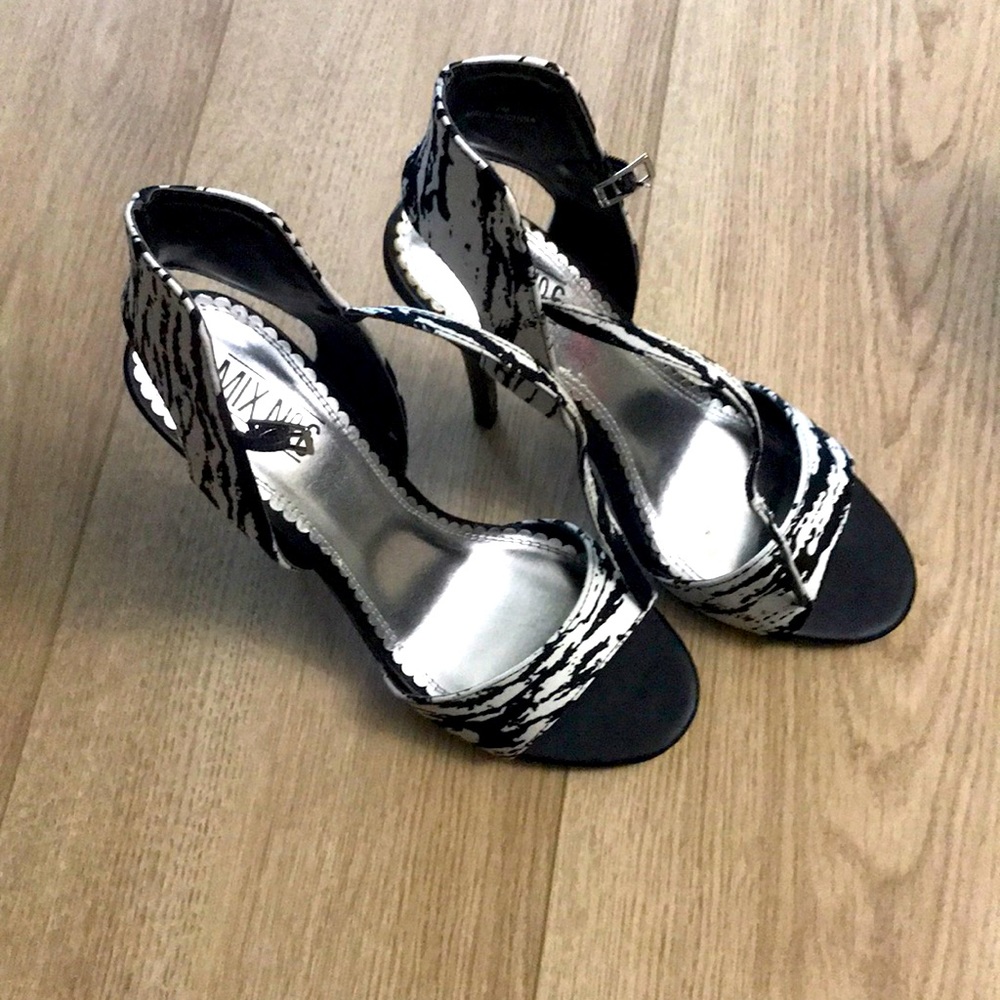 Only wore once size 7 black and white sandal